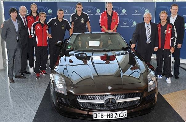 Die Vertragsverlängerung fand im Mercedes-Benz Museum statt, das den passenden Rahmen bot. Anlass war das Länderspiel zwischen der deutschen Nationalmannschaft und Brasilien. Die Teams treffen morgen in der Stuttgarter Mercedes-Benz Arena aufeinander.